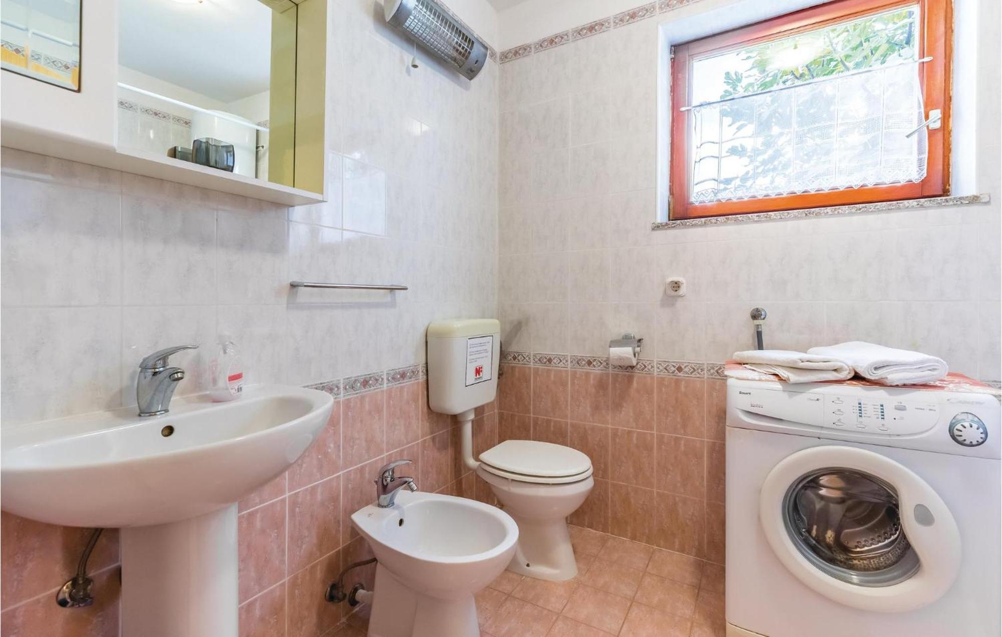 6 Bedroom Nice Home In Segotici Екстериор снимка